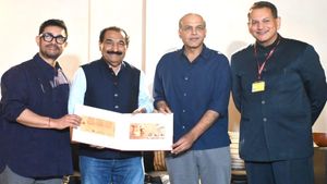 25 years of Lagaan: आमिर खान को मिला पहला स्मारक एल्बम, इंडिया पोस्ट का खास ट्रिब्यूट