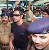 Police arrests 3 for threatening Dhoni