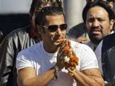 Salman fans lathicharged at Jaipur Marathon