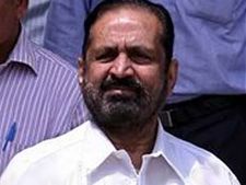 Bail for Kalmadi cheers his supporters in Pune