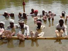 Harda 'Jal Satyagraha' fails, cops forcibly remove agitators