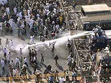 Police lathicharge Congress supporters in Bhopal