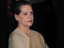 Sonia Gandhi tears into BJP in Karnataka