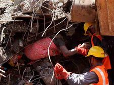 Power-loom unit wall collapse; One killed