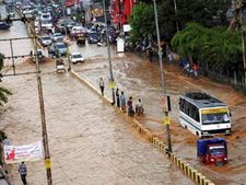 Heavy rains lash Madurai, Tiruchi