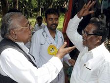 Cong-TDP clash over 'saviour' tag for Andhra pilgrims