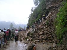 Landslips claim nine lives, Kochi airport runway closed