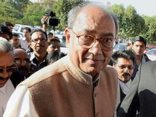 Digvijay Singh's car pelted with stones in MP, leader unhurt