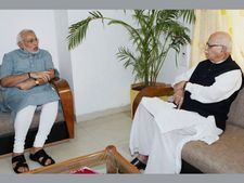 Pics: Humble Modi touched the feet of senior leaders for blessings