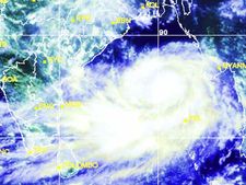 Amidst massive evacuation, Cyclone Phailin's intensity not reduced
