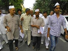 AAP convener Arvind Kejriwal refuses security by Ghaziabad police