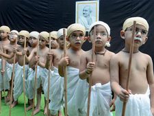 'Live' Gandhi at Kochrab Ashram in Ahmedabad goes dry!