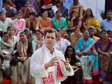 Rahul Gandhi hears out women's concerns in Bhopal 