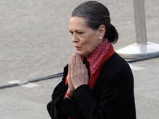 Sonia Gandhi pacifies Kerala CM, asks partymen to shun groupism