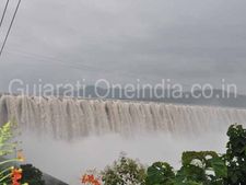 Centre politicising gate installation at Narmada dam: Modi