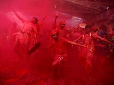 Election fever soaks Holi in political hues
