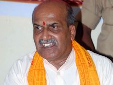 BJP inducts 'pub attacker' Pramod Muthalik but dumps him within hours