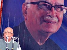 Advani casts vote in Guj, parries queries on Modi