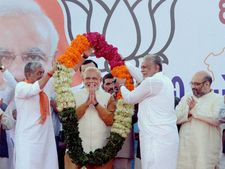 Narendra Modi gets grand welcome at airport, praises Amit Shah