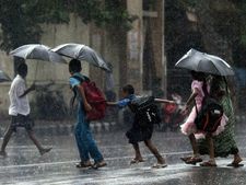 Moderate to heavy rain lashed isolated places in UP