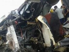 (Pics) Train rams into schoolbus, 25 children dead