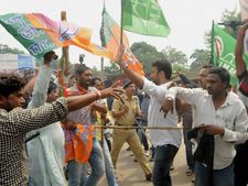 Booing CM: JMM-BJP clash in Ranchi, Union minister shown black flag