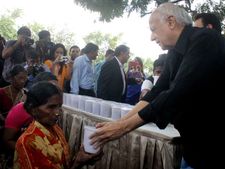 Desi tadka: Mahesh Bhatt beats 'Ice bucket' with 'Rice Bucket', now Karan Johar challenged!