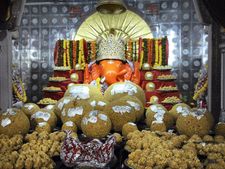 Mumbai bids emotional adieu to Lord Ganesha