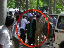 Man slaps cleric who made objectionable remarks on 'Navratri'