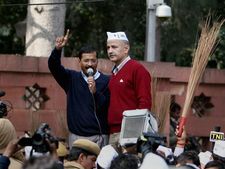 AAP demands waiving off approval cost for e-rickshaw owners