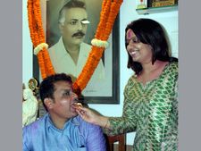 Devendra Fadnavis to be first Maharashtra CM to have working wife