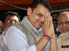 Maha CM Fadnavis cuts costs to govt, takes economy class flight to Nagpur, pays for tickets