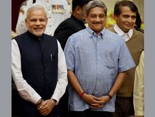 Now, Manohar Parrikar becomes ardent Narendra Modi follower, goes Aam Aadmi way