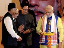 PM asks scribes to be like honeybees, produce honey and also sting
