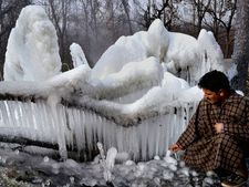 Cold wave continues: Leh coldest at minus 17, Srinagar shivers at minus 4.8