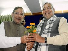 Bihar Political Crisis: Nitish Kumar stakes claim to form govt
