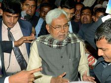 Nitish, legislators reach Delhi; Manjhi announces quotas