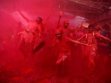 Andhra, Telangana governor, CMs celebrate Holi