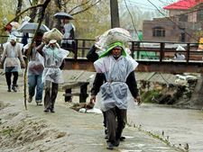 Stranded vehicles on Srinagar-Jammu Highway being cleared