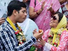 After hardships, Jharkhand acid attack victim Sonali Mukherjee gets married