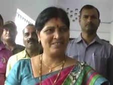 Jharkhand education minister does it again: Now she calls Bihar “a neighbouring country”!