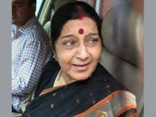 Sushma meets Pakistani teenager in Bhopal, says India ready to help