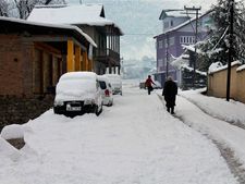 Cold wave intensifies in Kashmir valley, Leh coldest