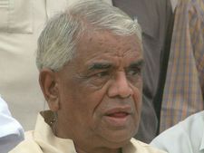 Video: MP Home Minister Babulal Gaur inappropriately touches a woman!