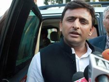 Akhilesh holds up fleet, allows ambulance to pass