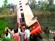 At least 17 dead in Mumbai-Pune expressway accident 