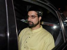 Mirwaiz writes to Pope, Shankaracharya over Kashmir issue