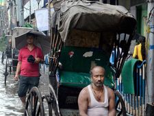 Kin carry dead man's body in rickshaw for post-mortem in Chhattisgarh