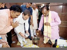 Rahul Gandhi prays at Mathura's Dwarkadheesh temple