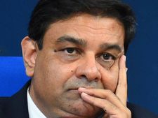Demonetisation protests: RBI Governor heckled outside Kolkata airport